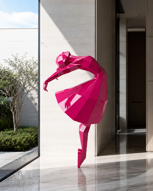 Sculpture danseuse facettée rose pour villa