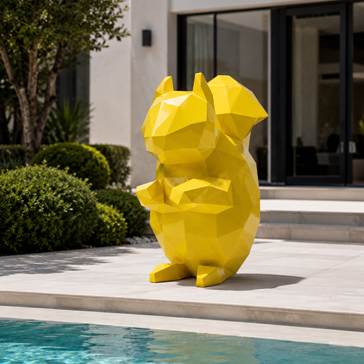 Sculpture écureuil facetté jaune pour villa avec piscine
